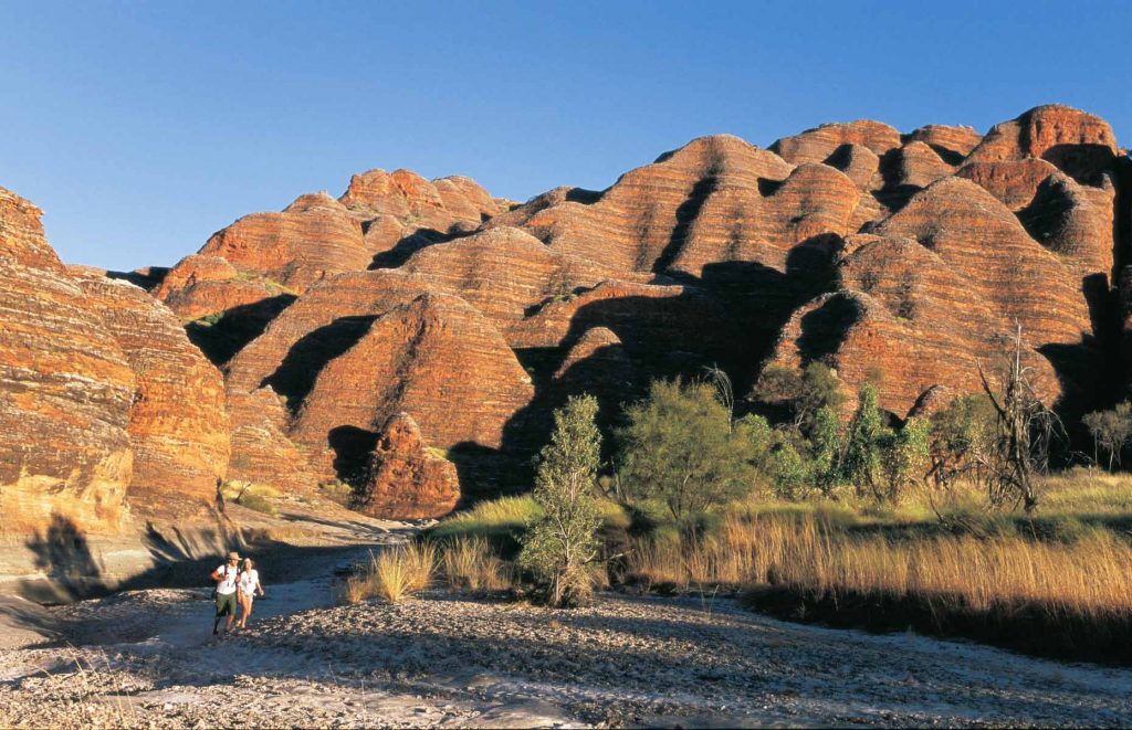 Couple en randonnée dans le parc des bungle bungle - Western Australia