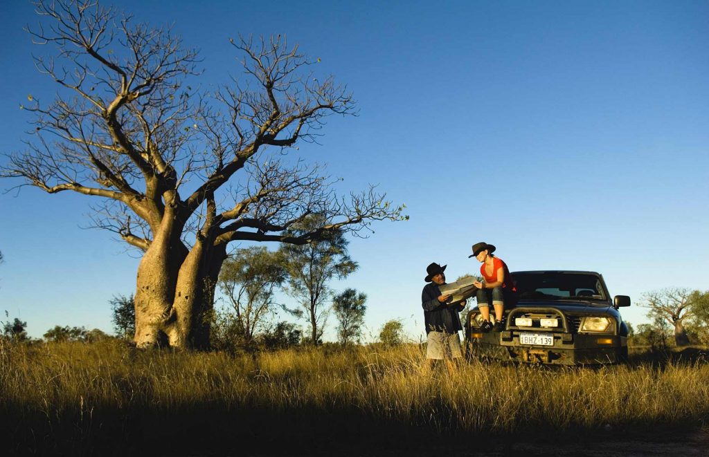 Couple et son 4X4 dans les Kimberleys Australie