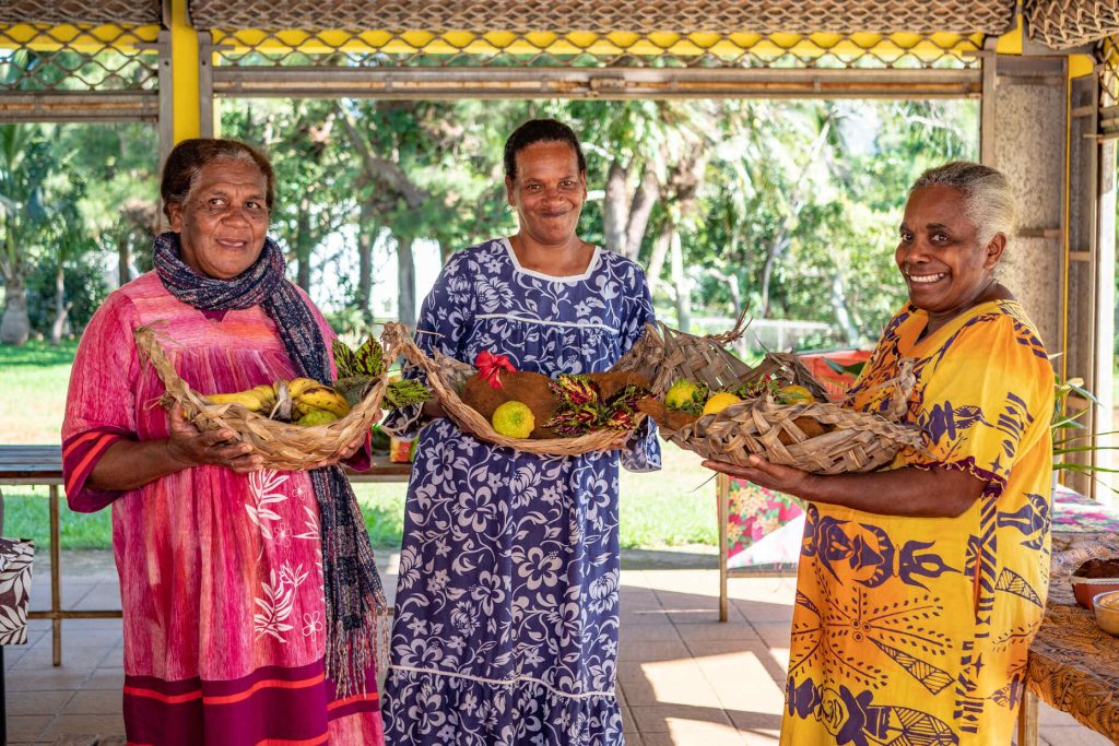 Nouvelle Caledonie - Terre d'Outre Mer - Femmes kanak marché de Yate